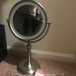 Zoom in make up mirror